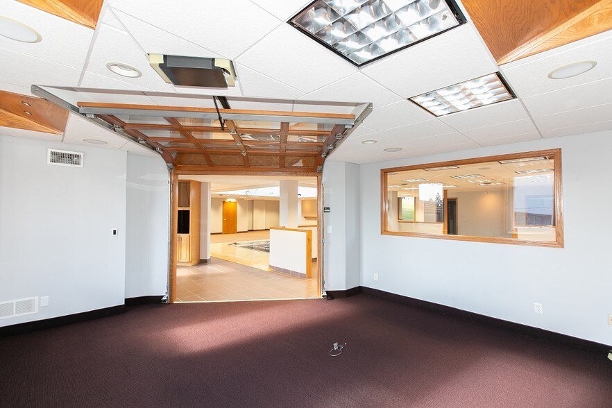 More Photos Of 2040 N Ferry St, Anoka Office For Sale