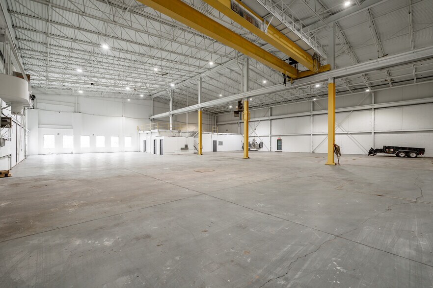 More Photos Of 9055 Boul Henri-Bourassa E, Montréal Industrial For Lease