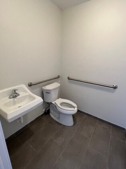 More Photos Of 2907 Brooks St, Lakeland Light Distribution For Lease