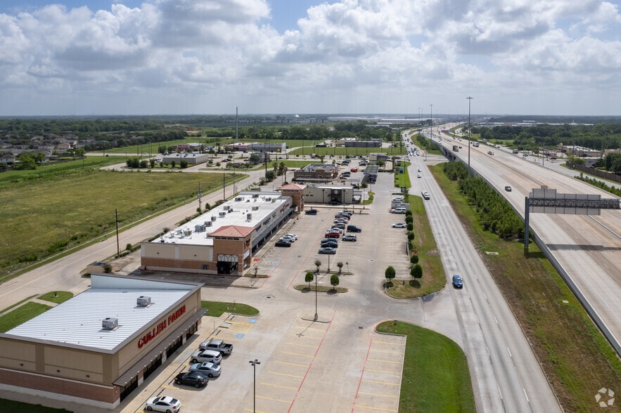 More Photos Of 4001 S Sam Houston Pky, Houston Storefront For Lease