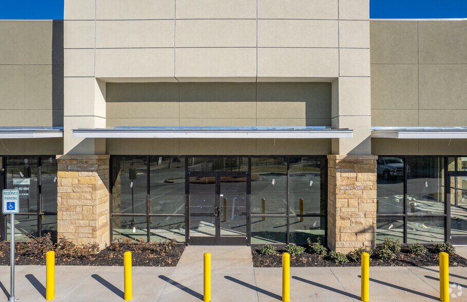 More Photos Of 1300 W Pflugerville Pkwy, Round Rock Storefront For Lease