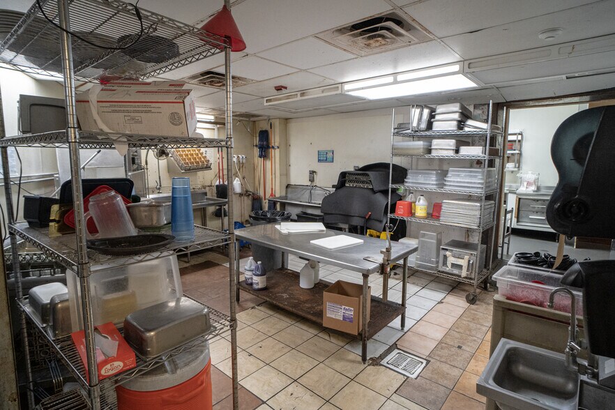More Photos Of 406 South Ave, Springfield Storefront Retail Office For Lease