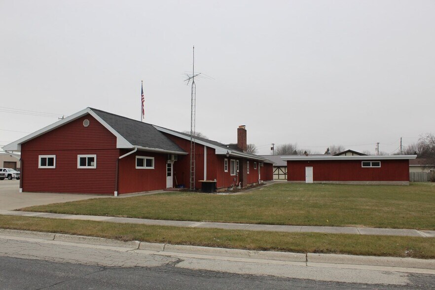 More Photos Of 1009 Jefferson St, Algoma General Retail For Sale