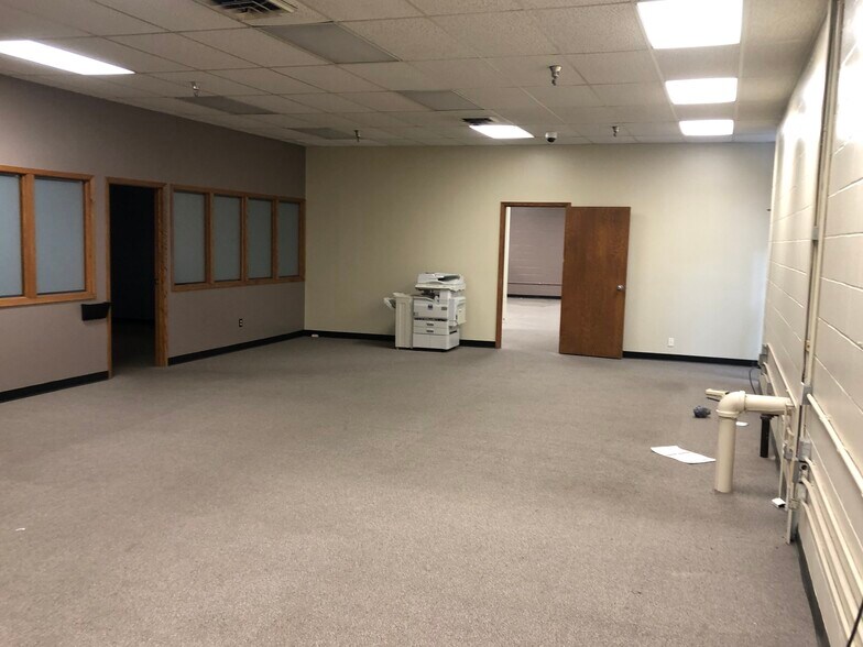 More Photos Of 3127 SW 61st St, Des Moines Warehouse For Lease