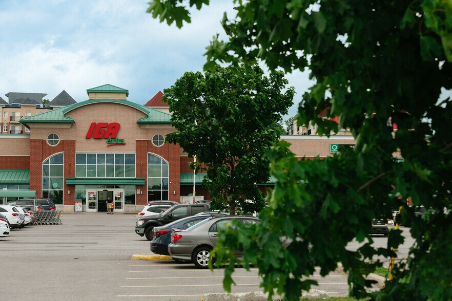 More Photos Of 210 Rue Saint-Charles, Sainte-therese General Retail For Lease