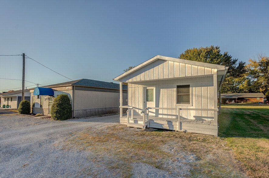 More Photos Of 607 E Lyons St, Marissa Medical For Sale