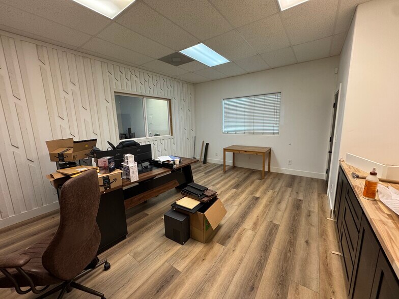 More Photos Of 215 W Ash St, Fallbrook Light Distribution For Lease