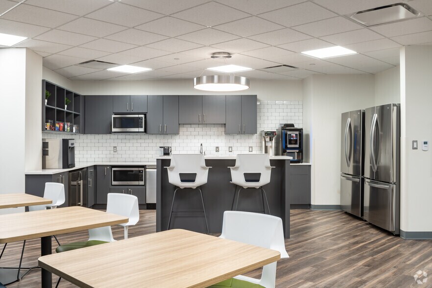 More Photos Of 801 W Big Beaver Rd, Troy Coworking Space