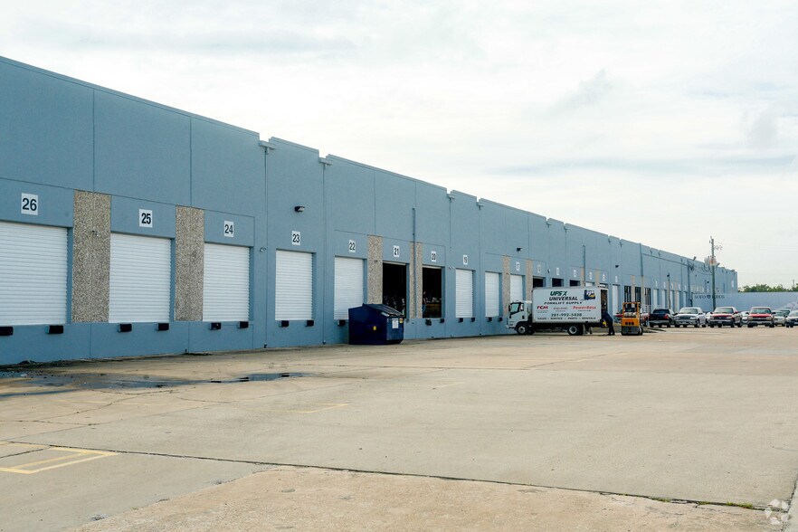 More Photos Of 11502 S Main St, Houston Distribution For Lease