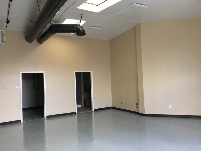 More Photos Of 2529 Merrell Rd, Dallas Light Distribution For Lease