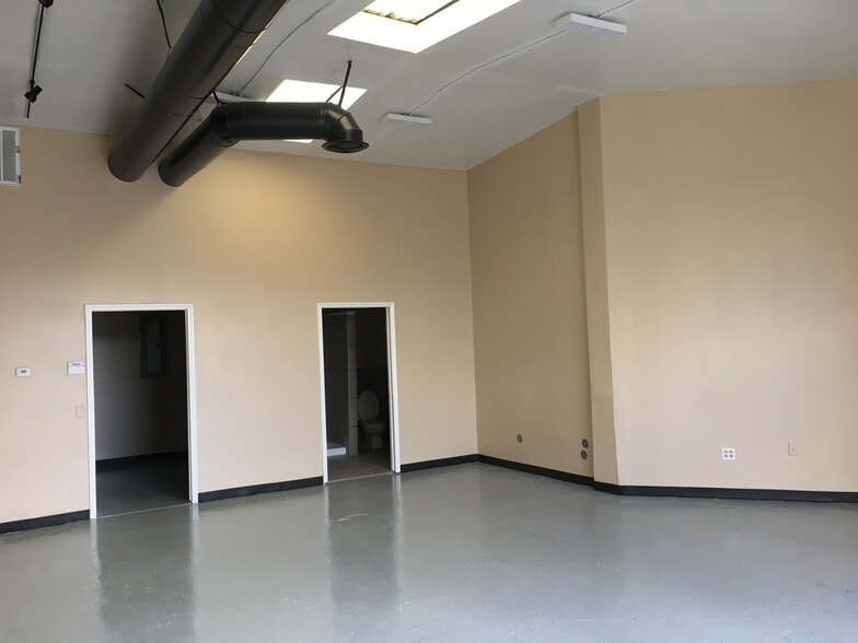 More Photos Of 2529 Merrell Rd, Dallas Light Distribution For Lease