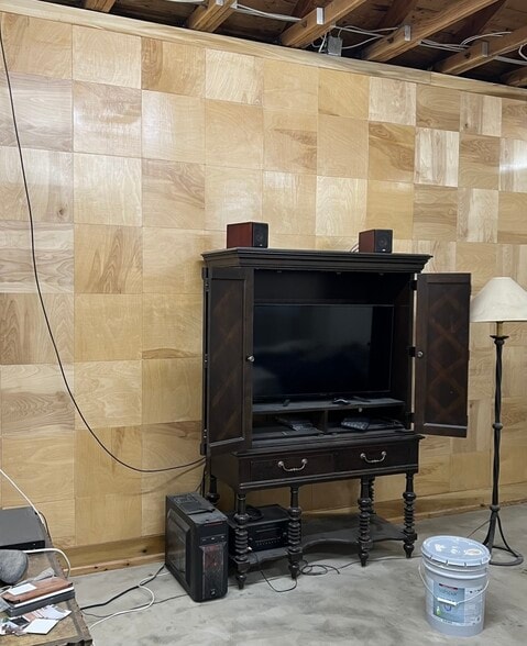 More Photos Of 241 W Eastland St, Gallatin Storefront For Sale