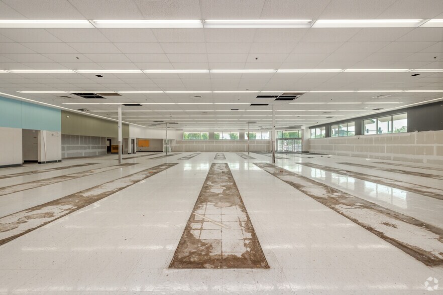 More Photos Of 1555 S Broadway, Wichita Drugstore For Sale