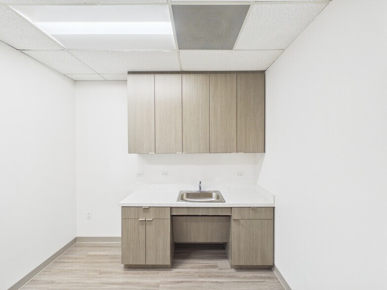 More Photos Of 4004 Belt Line Rd, Addison Unknown For Lease