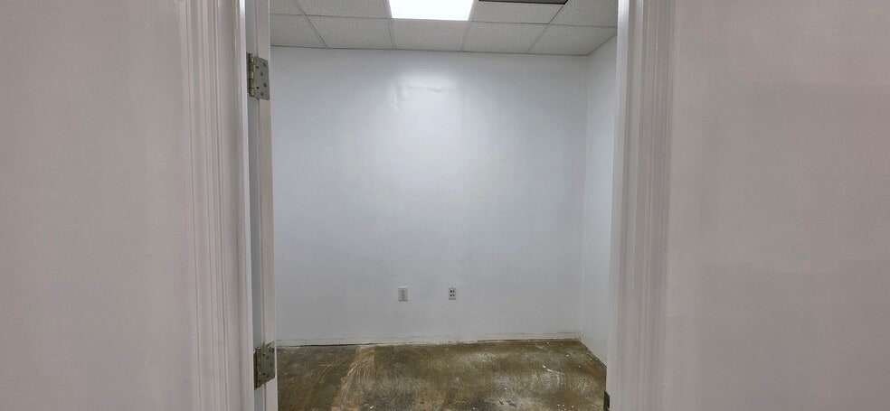 More Photos Of 7810 Kingspointe Pky, Orlando Warehouse For Lease