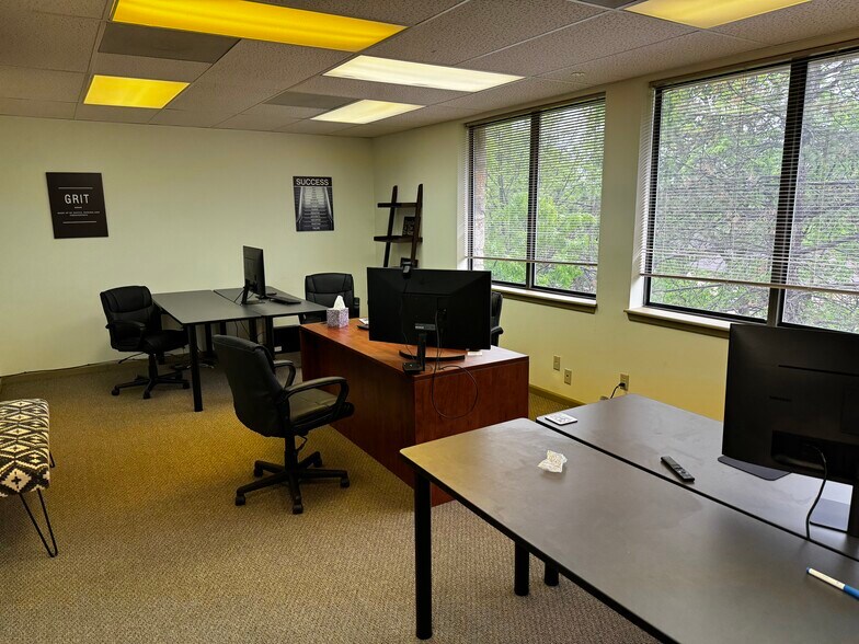 More Photos Of 4228 S Hocker Dr, Independence Office For Sale