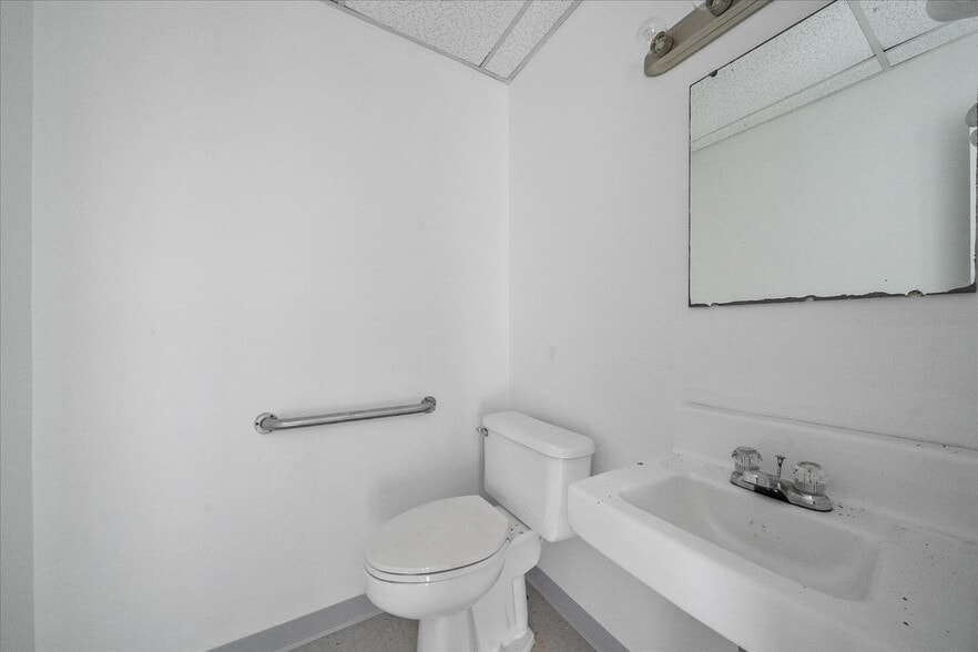 More Photos Of 2311 Whitfield Industrial Way, Sarasota Warehouse For Sale