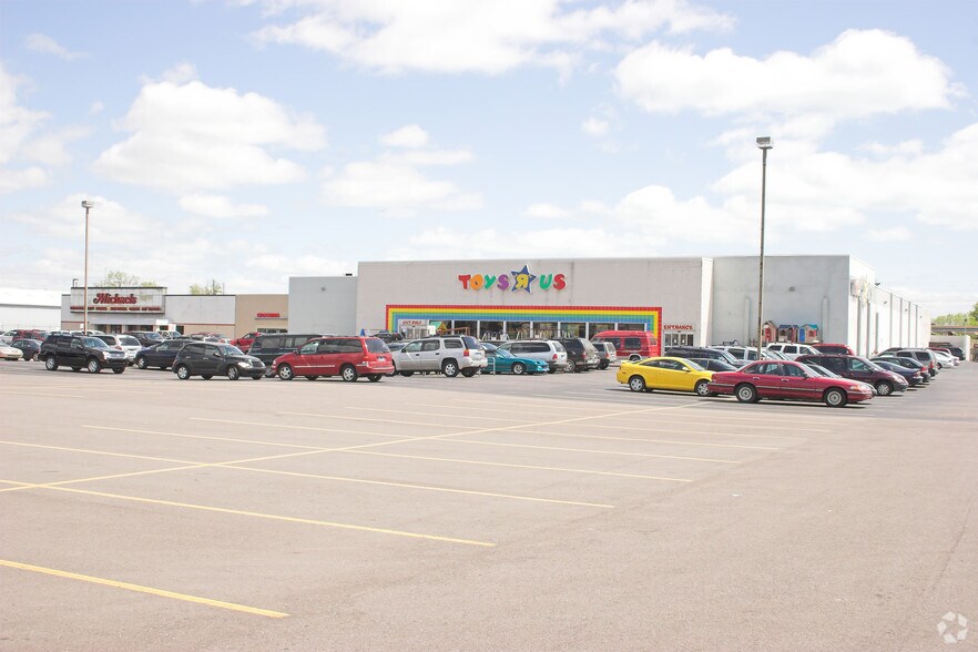 More Photos Of 32070 Gratiot Ave, Roseville Freestanding For Lease