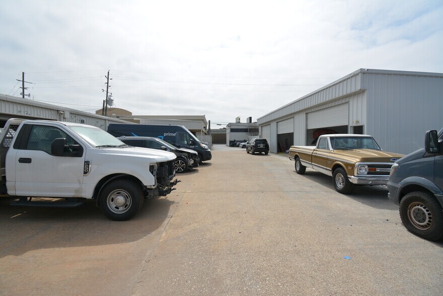 More Photos Of 5610-5613 Southwest Fwy, Houston Flex For Lease