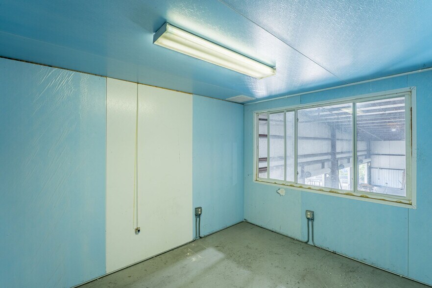 More Photos Of 3520 Old Metro Pky, Fort Myers Warehouse For Lease