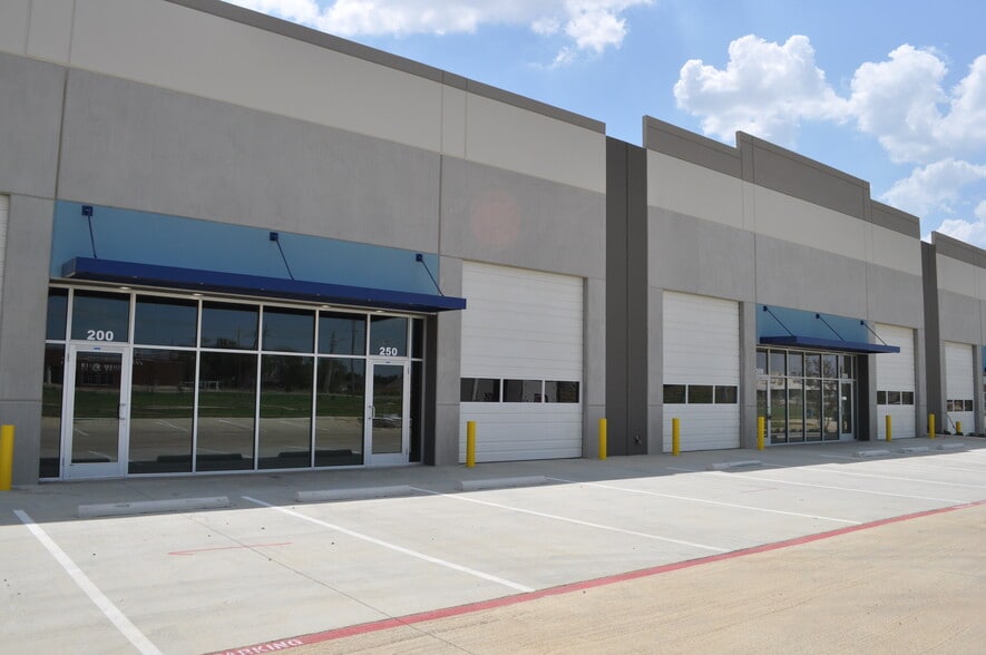 More Photos Of 550 W Round Grove Rd, Lewisville Showroom For Lease
