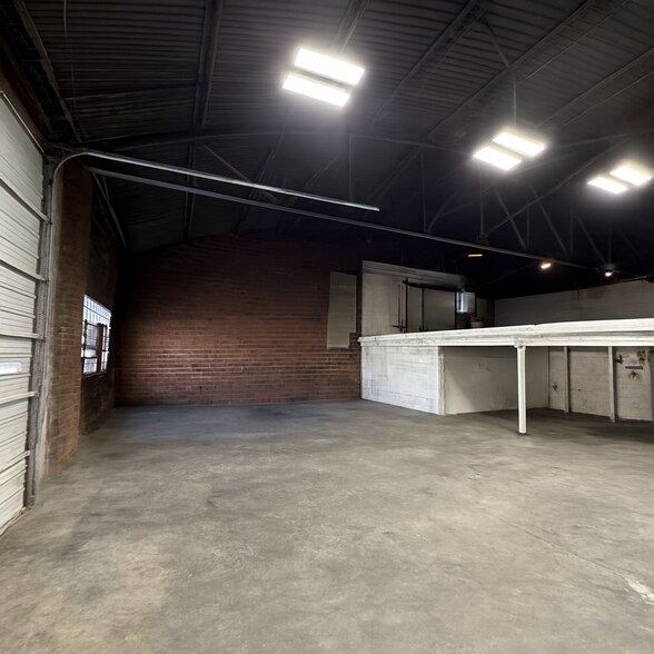 More Photos Of 1704 NW 6th St, Oklahoma City Warehouse For Lease
