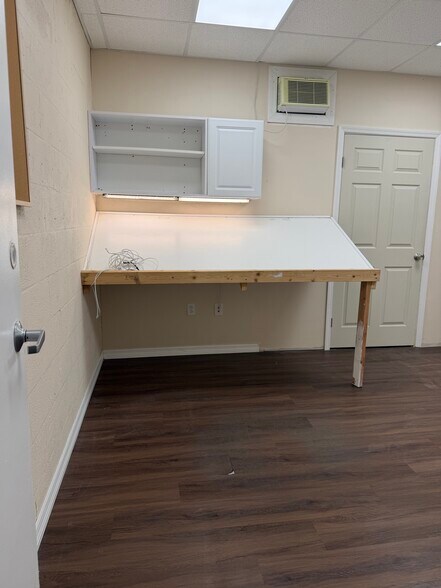 More Photos Of 1076 Business Ln, Naples Showroom For Lease