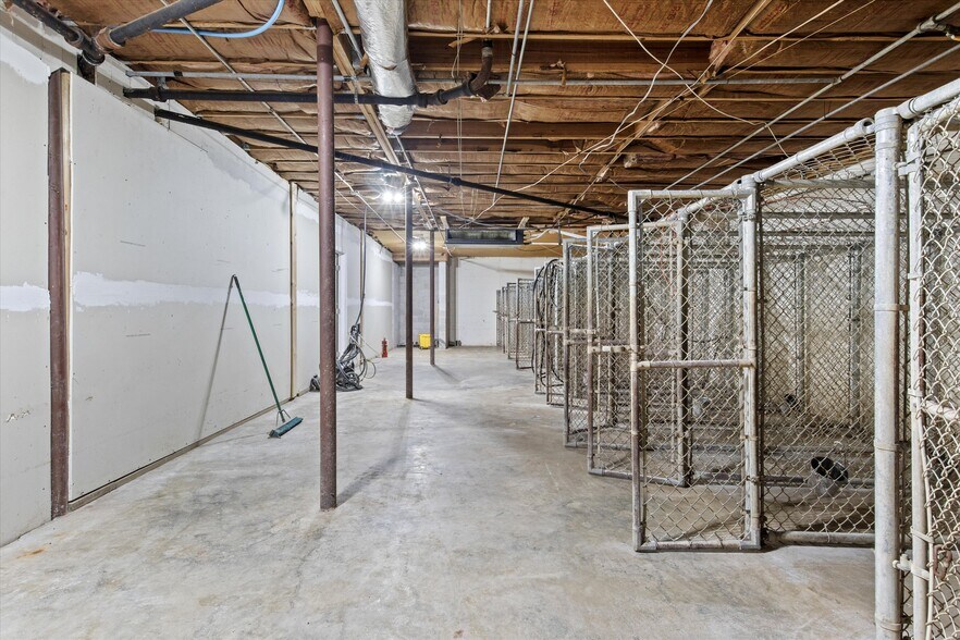 More Photos Of 1355 E Lafayette St, Tallahassee Veterinarian Kennel For Sale