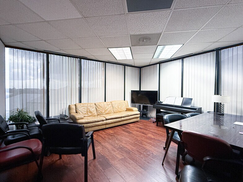 More Photos Of 6100 Corporate Dr, Houston Office For Sale