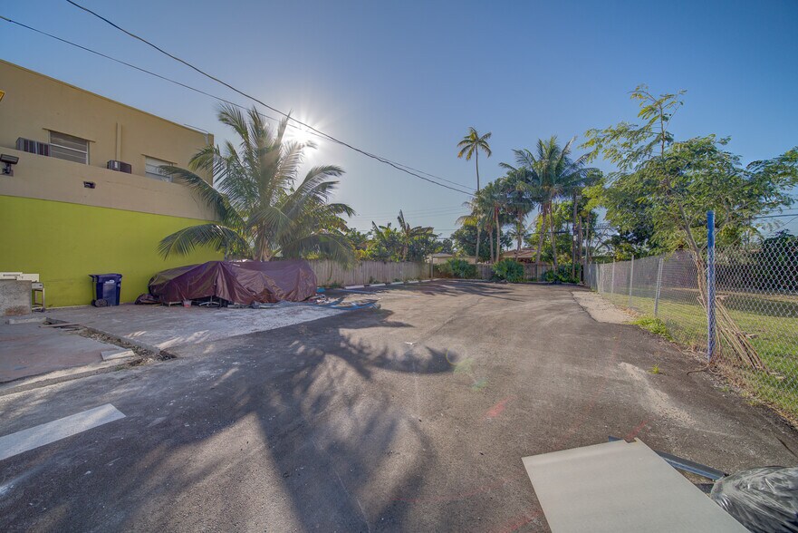 More Photos Of 1750 NW 7th St, Miami Storefront Retail Residential For Sale