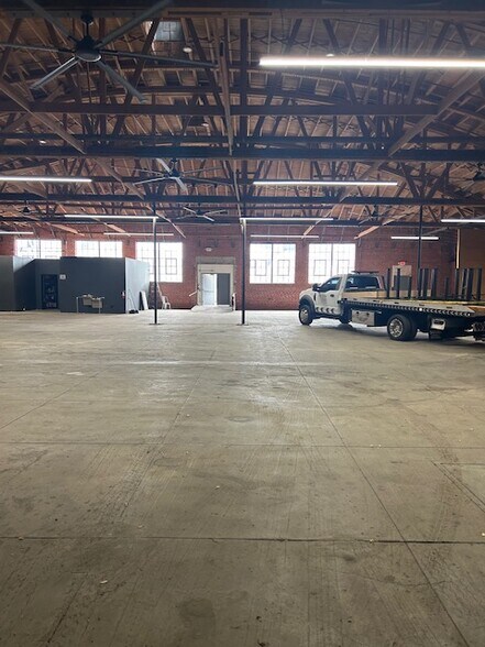 More Photos Of 615 S Anderson St, Los Angeles Manufacturing For Lease