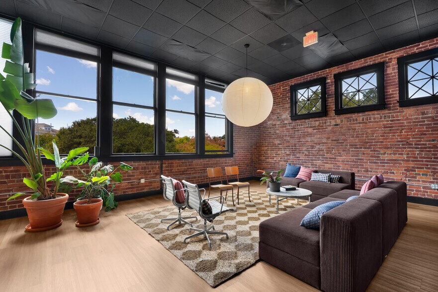 More Photos Of 11 5th St, Petaluma Loft Creative Space For Sale