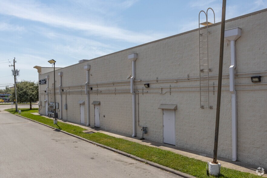 More Photos Of 9335 Gulf Fwy, Houston Unknown For Lease