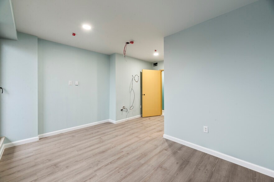 More Photos Of 14 Olive St, Brooklyn Hotel For Lease