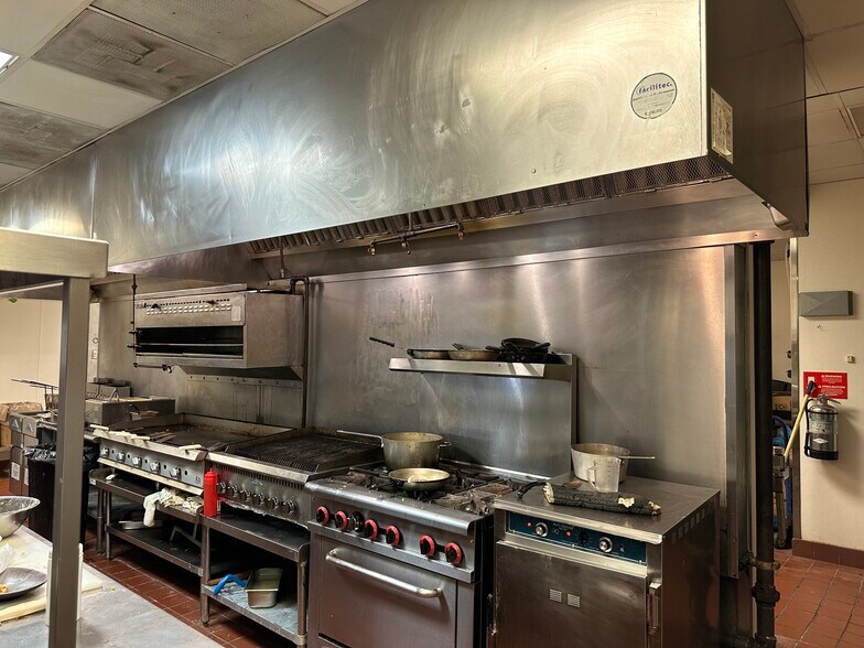 More Photos Of 900 Riverside Dr, East Peoria Restaurant For Sale