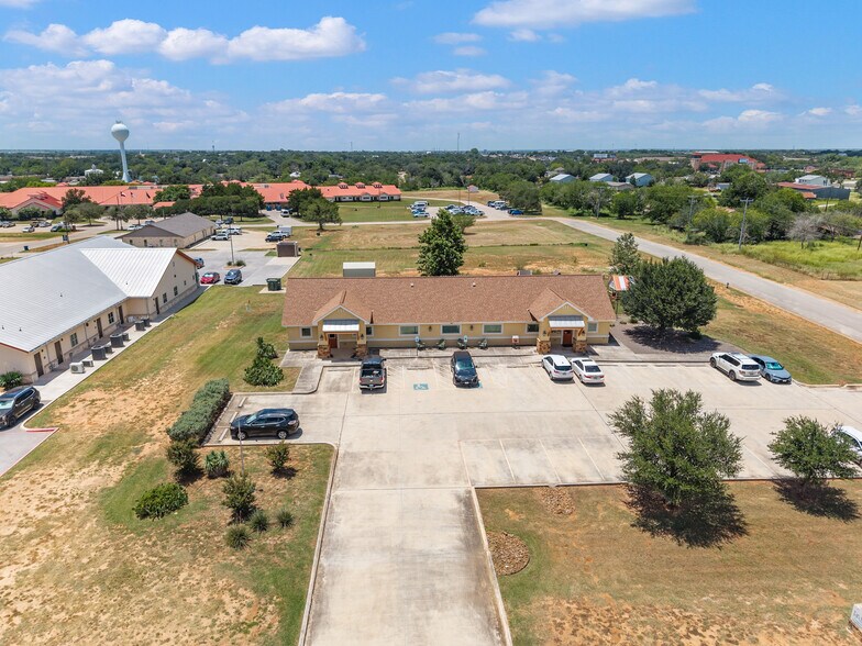 More Photos Of 140 Paloma Dr, Floresville Office For Sale