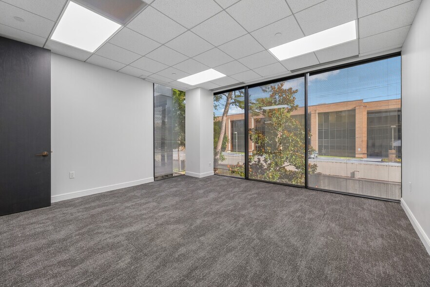More Photos Of 17 S Briar Hollow Ln, Houston Office Residential For Lease
