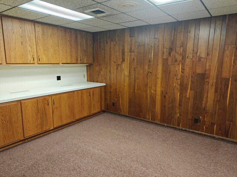 More Photos Of 208 1st St, McCook Office For Sale