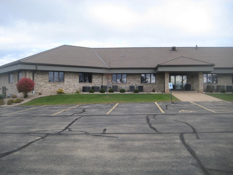 More Photos Of 2905 Universal St, Oshkosh Office For Lease