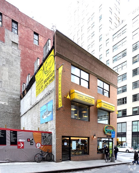More Photos Of 89 Greenwich St, New York Storefront For Lease