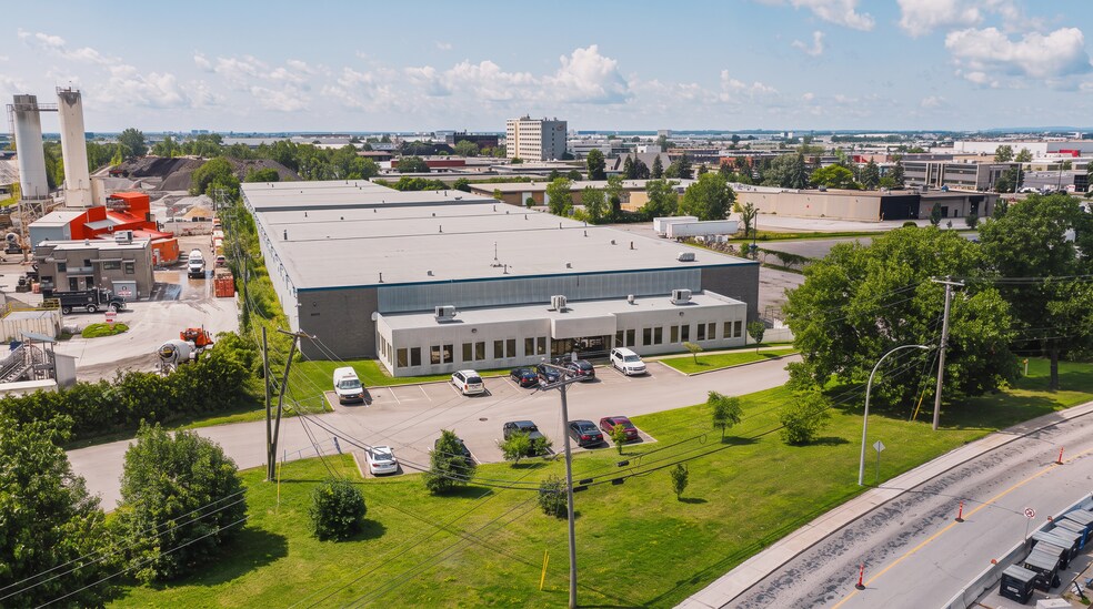 Primary Photo Of 8100-8200 Boul Cavendish, Saint-Laurent Distribution For Lease