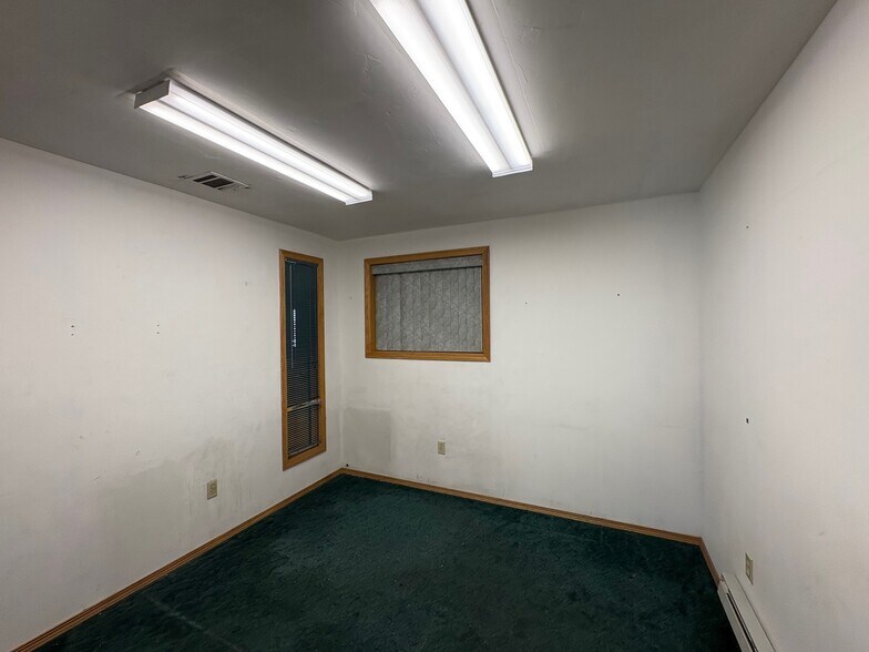 More Photos Of 218 E 50th St, Garden City Warehouse For Lease