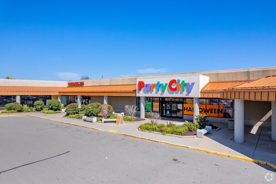 More Photos Of 9124-9200 N Green Bay Ave, Brown Deer Storefront For Lease