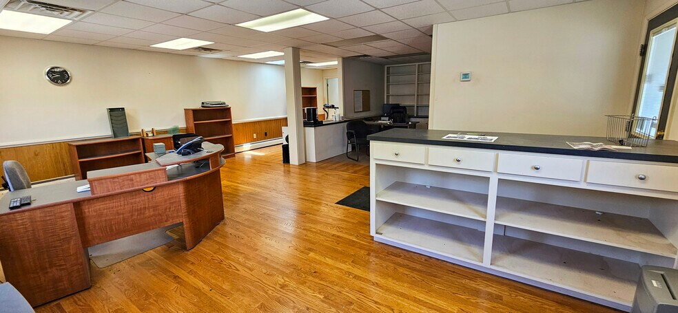More Photos Of 2412 Marsh St, Lynchburg Showroom For Sale