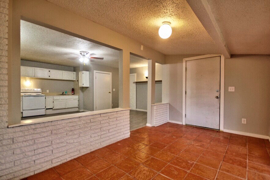 More Photos Of 930 Ranch Road 261, Buchanan Dam Apartments For Sale