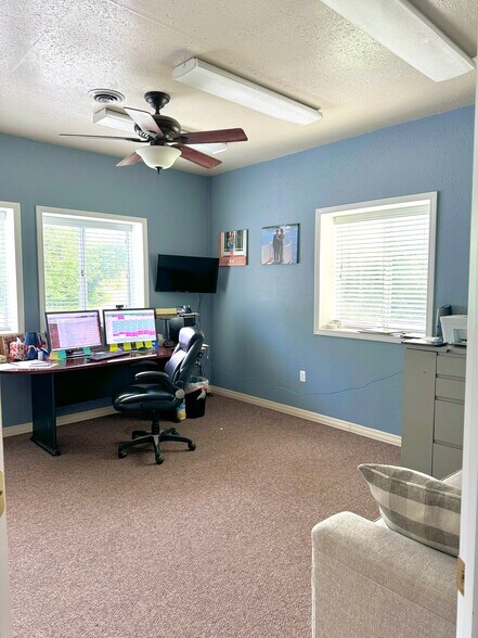 More Photos Of 2415 N Illinois St, Swansea Flex For Sale