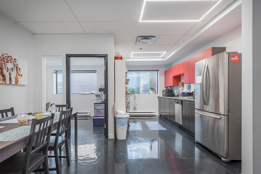 More Photos Of 25 Av Mozart E, Montréal Office For Lease