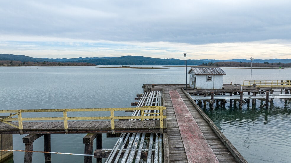 More Photos Of 2250 N Bayshore Dr, Coos Bay Marina For Sale