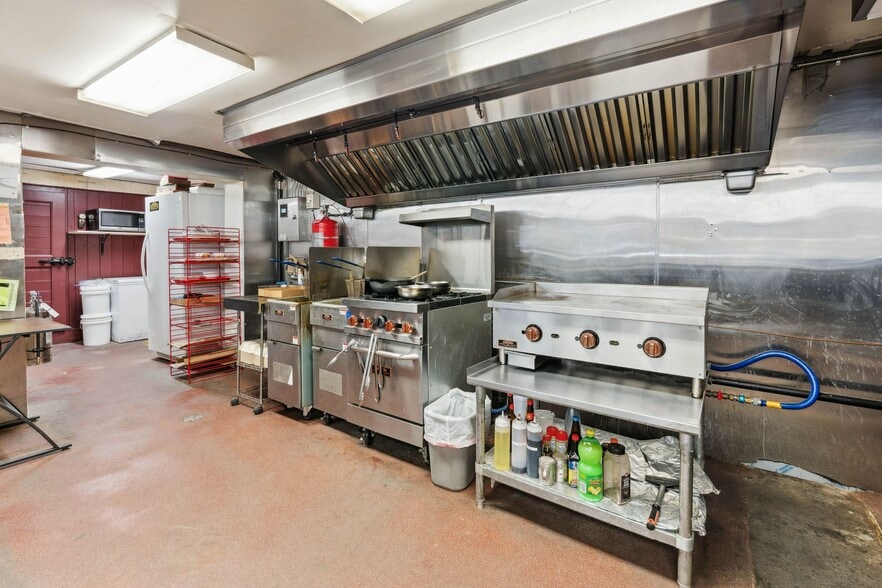 More Photos Of 117 Clinton St, Shrewsbury Freestanding For Sale