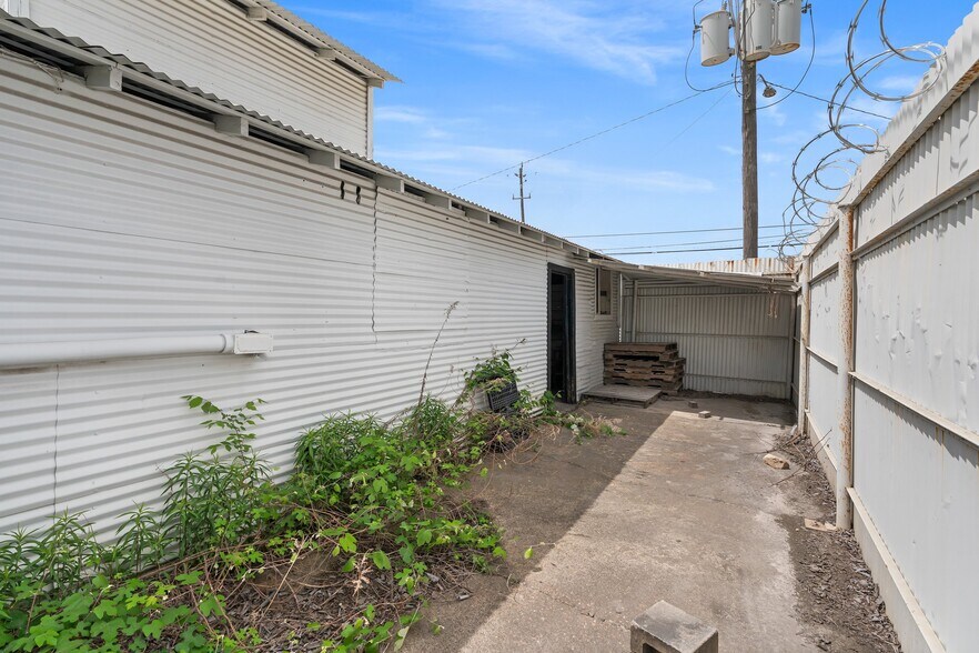 More Photos Of 3314 Carr St, Houston Manufacturing For Sale